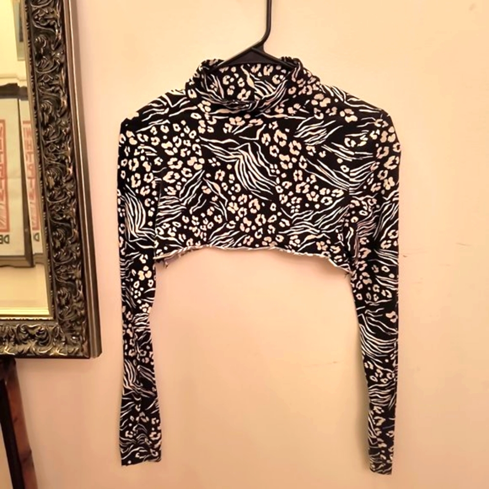 Long-sleeved zebra print crop top